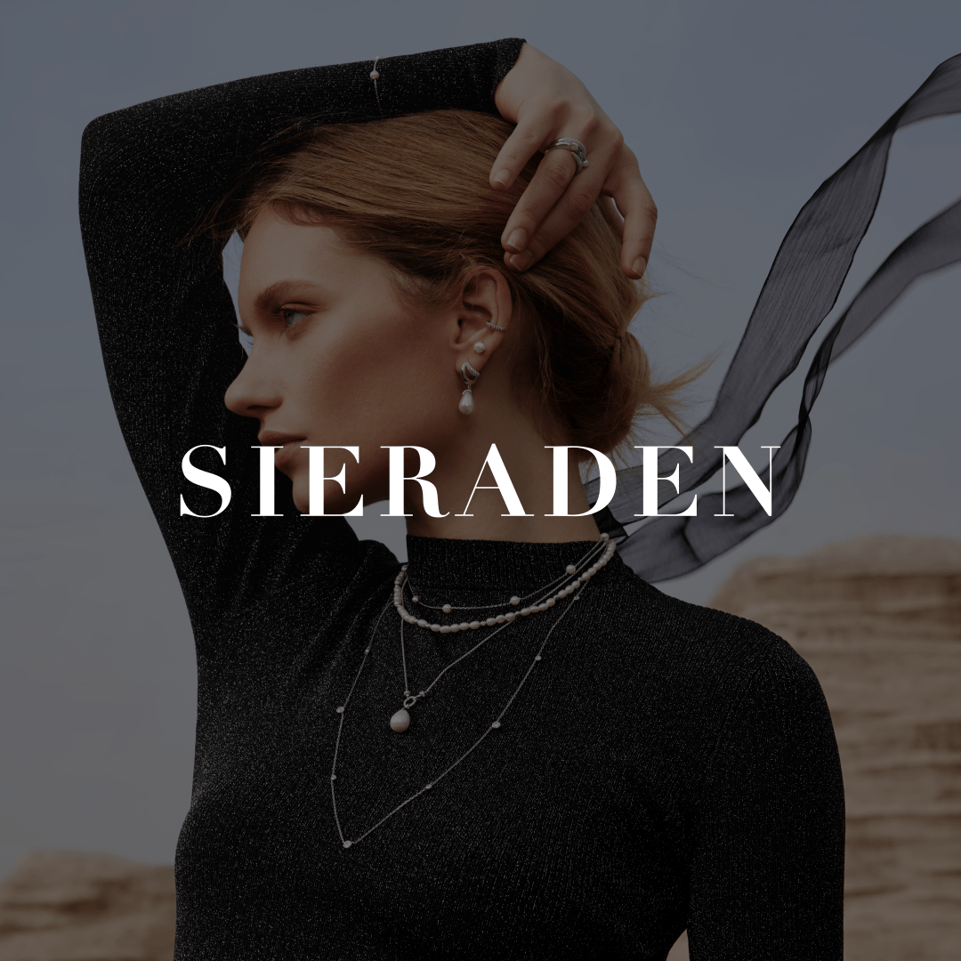 Sieraden gouden kettingen om nek van model, gouden oorbellen