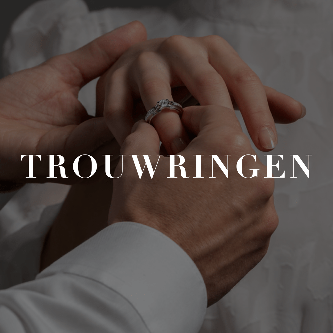 Trouwringen Aller Spanninga hand die ring bij vrouw om de ringvinger schuift