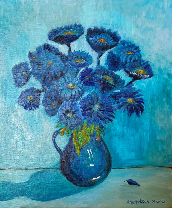 Fleurs bleues dans vase bleu sur fond bleu