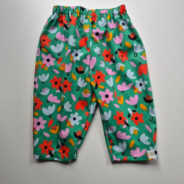 Happy Tofie Barrel broekje groen met bloemen.