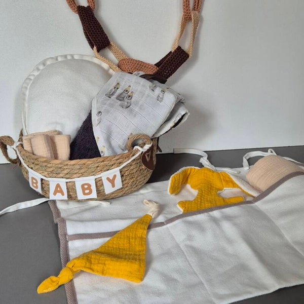 Kraamcadeau pinguïn met okergeel met gepersonaliseerde ballon