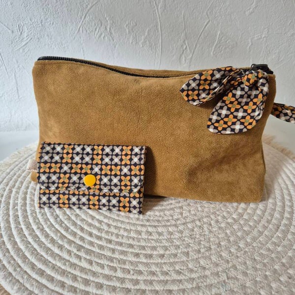 Happy Tofie Pouch okergeel met retro voering.