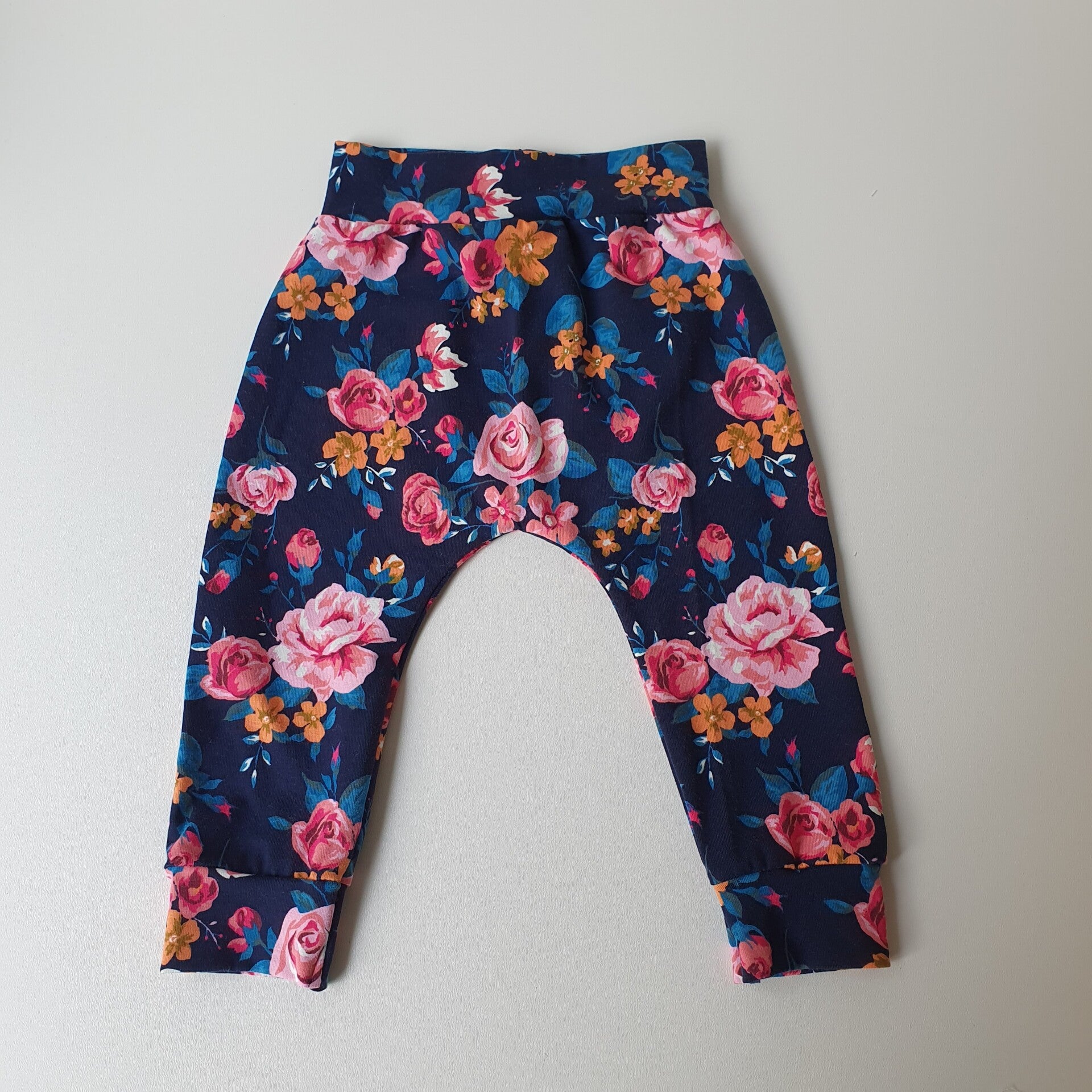 Broekje donkerblauw met bloemen