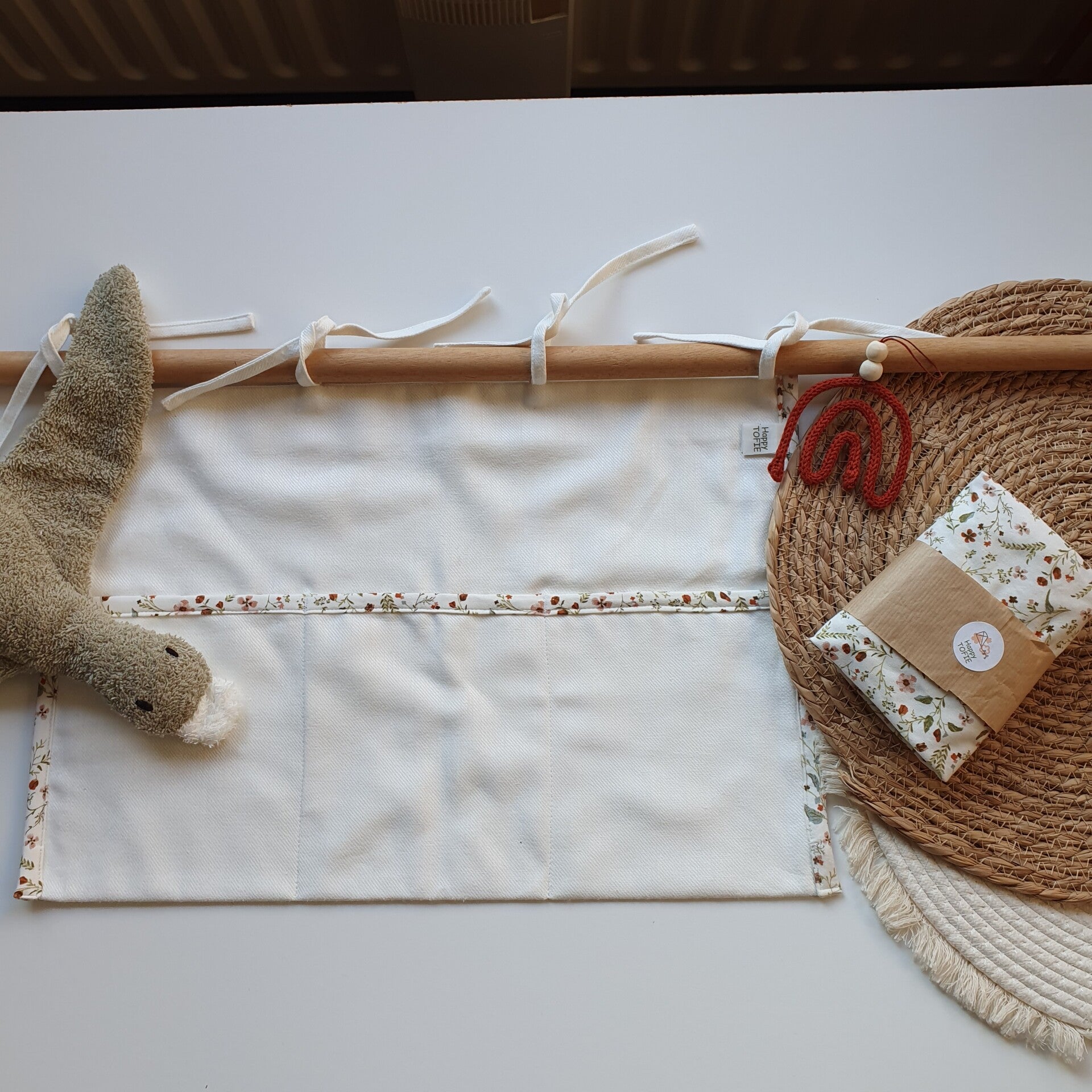 Box organizer gebroken wit met millefleurs afwerking.