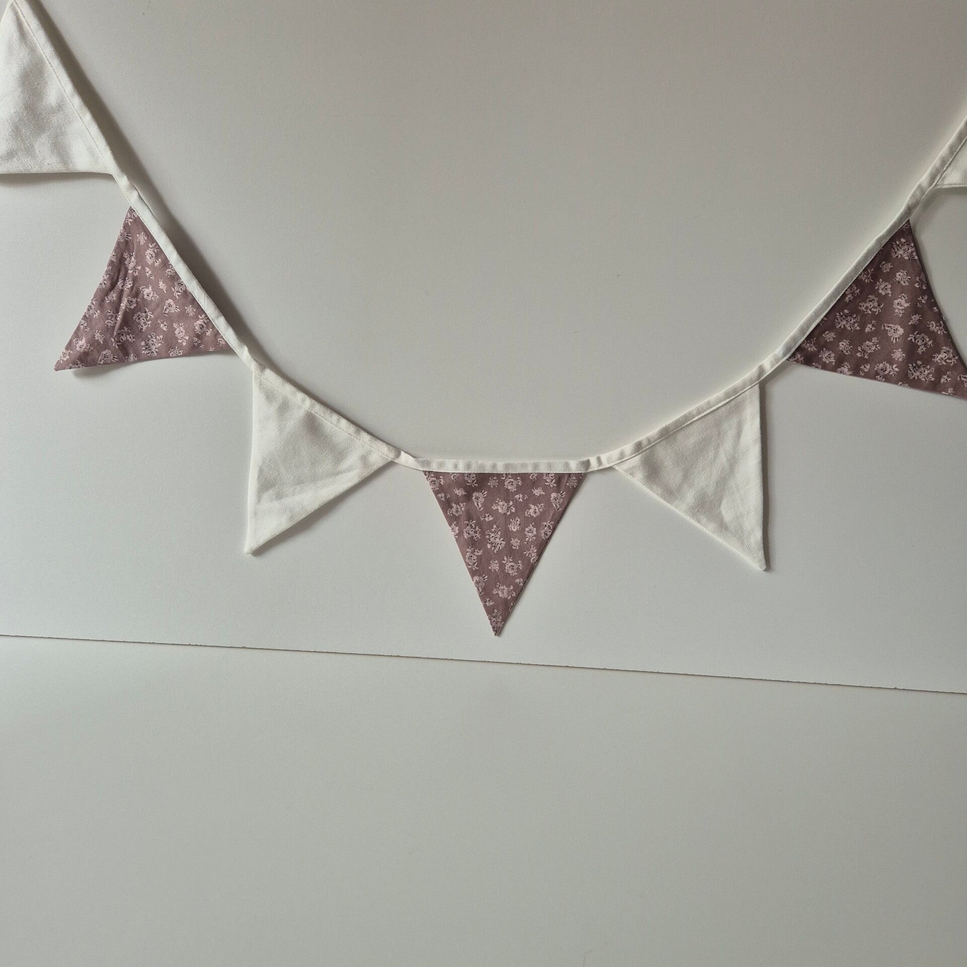 Vlaggenlijn taupe kleur met bloemetjes