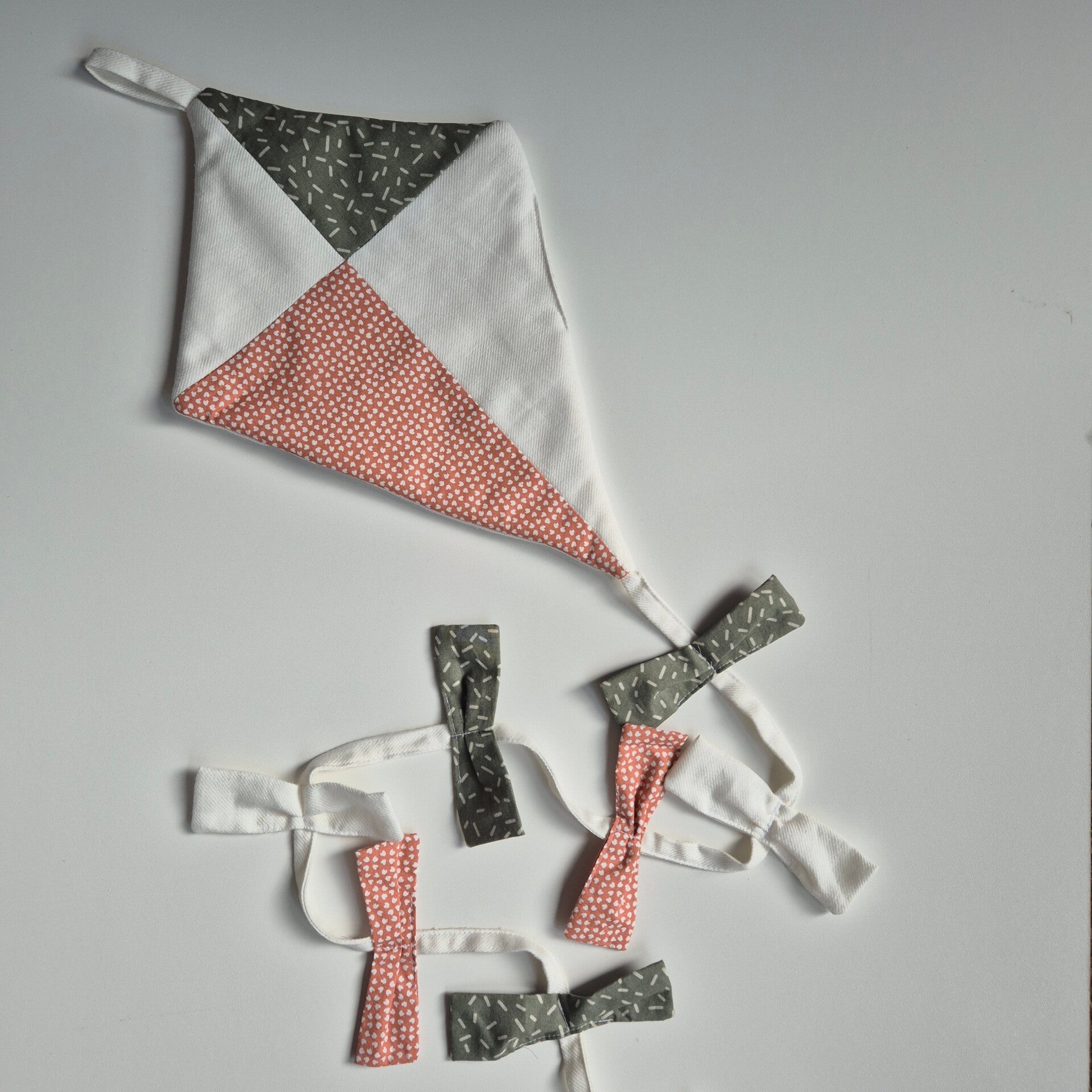 Vlieger brique en groen, decoratieproduct.