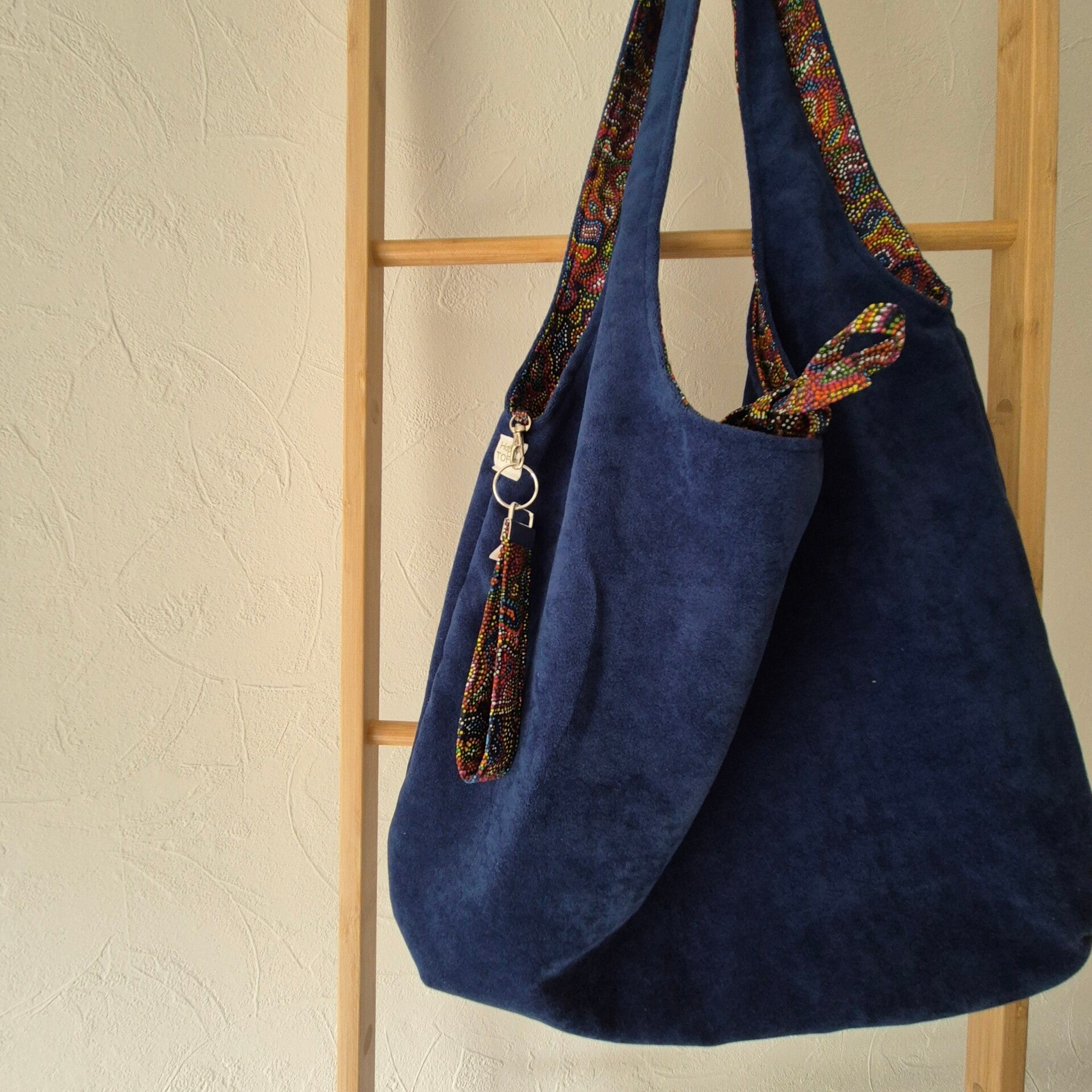 Schoudertas blauw met gekleurde voering.
