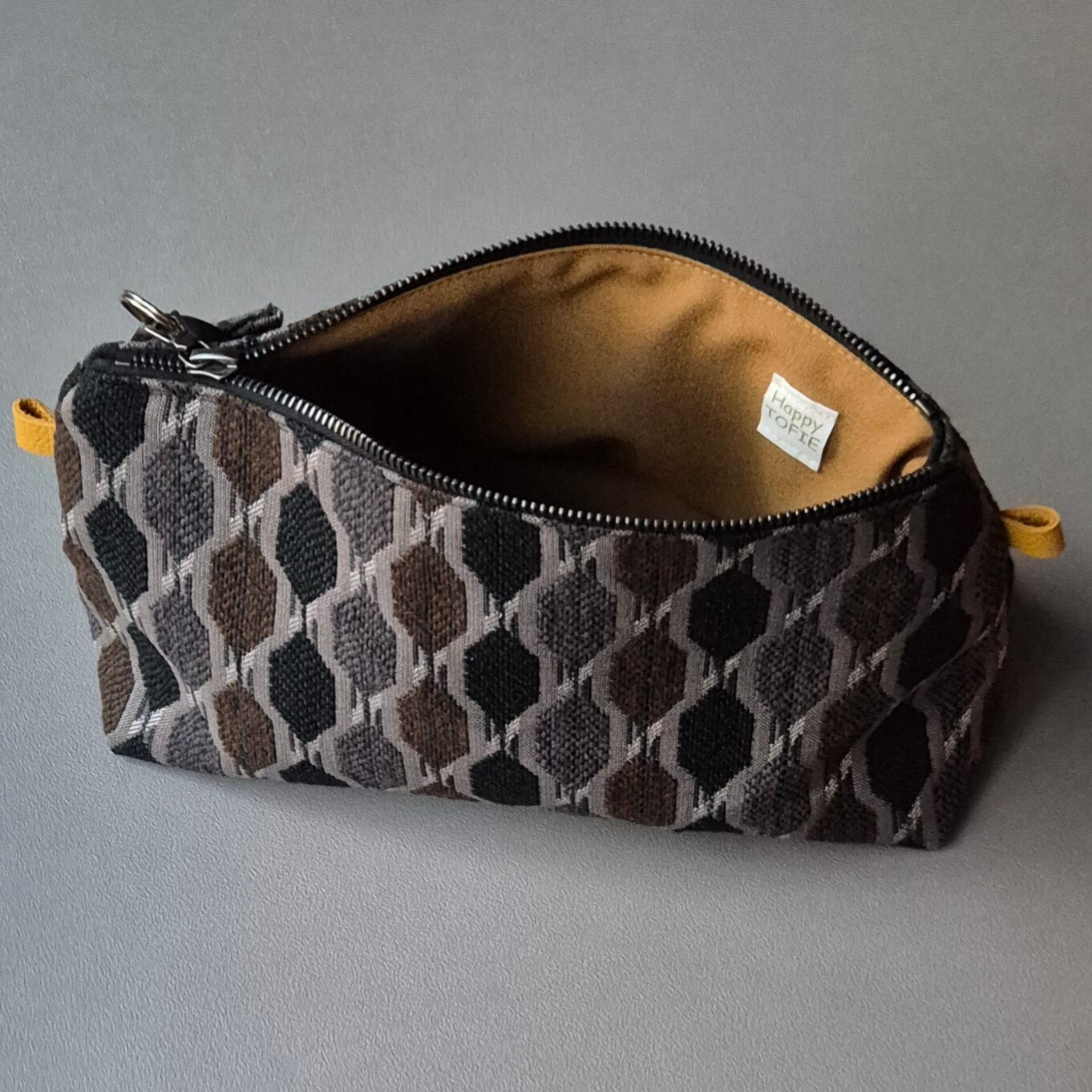 Happy Tofie Pouch zwart, grijs, groen/ beige achtig en een sleutelhanger