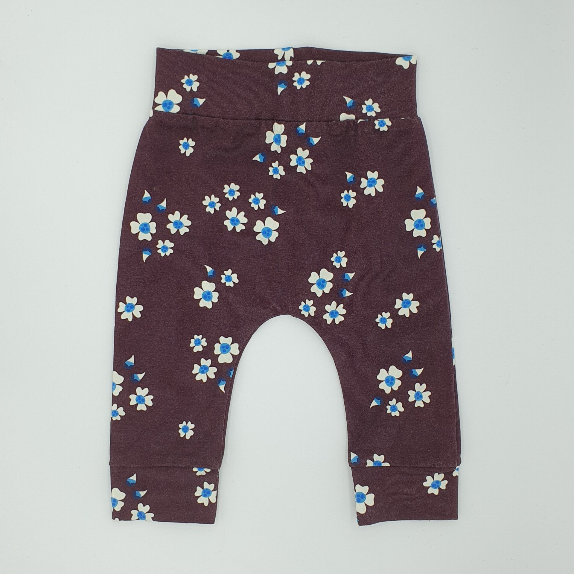 Broekje bruin met blauw /wit bloemetjes, biologische tricot