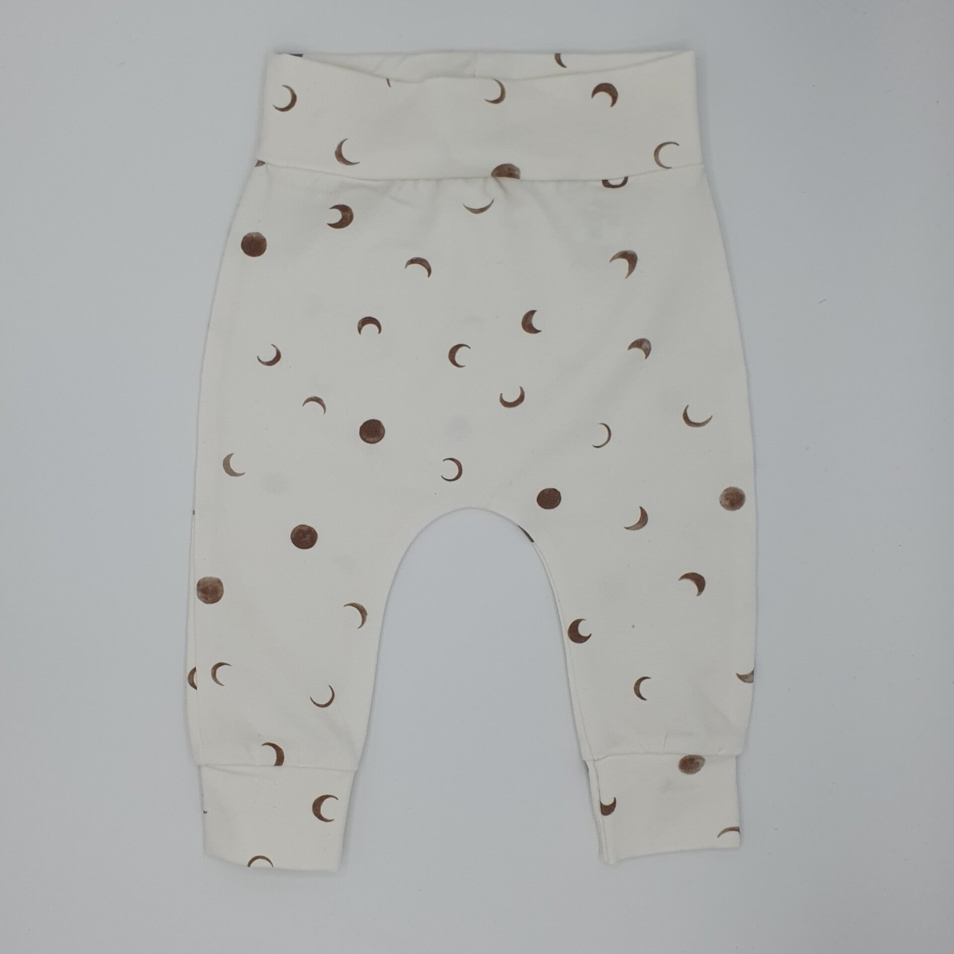 Broekje met maan van tricot