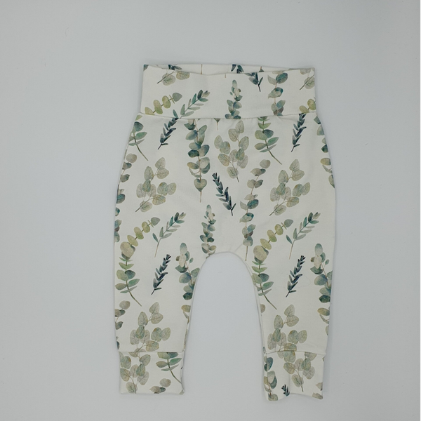 Broekje met eucalyptus print tricot.
