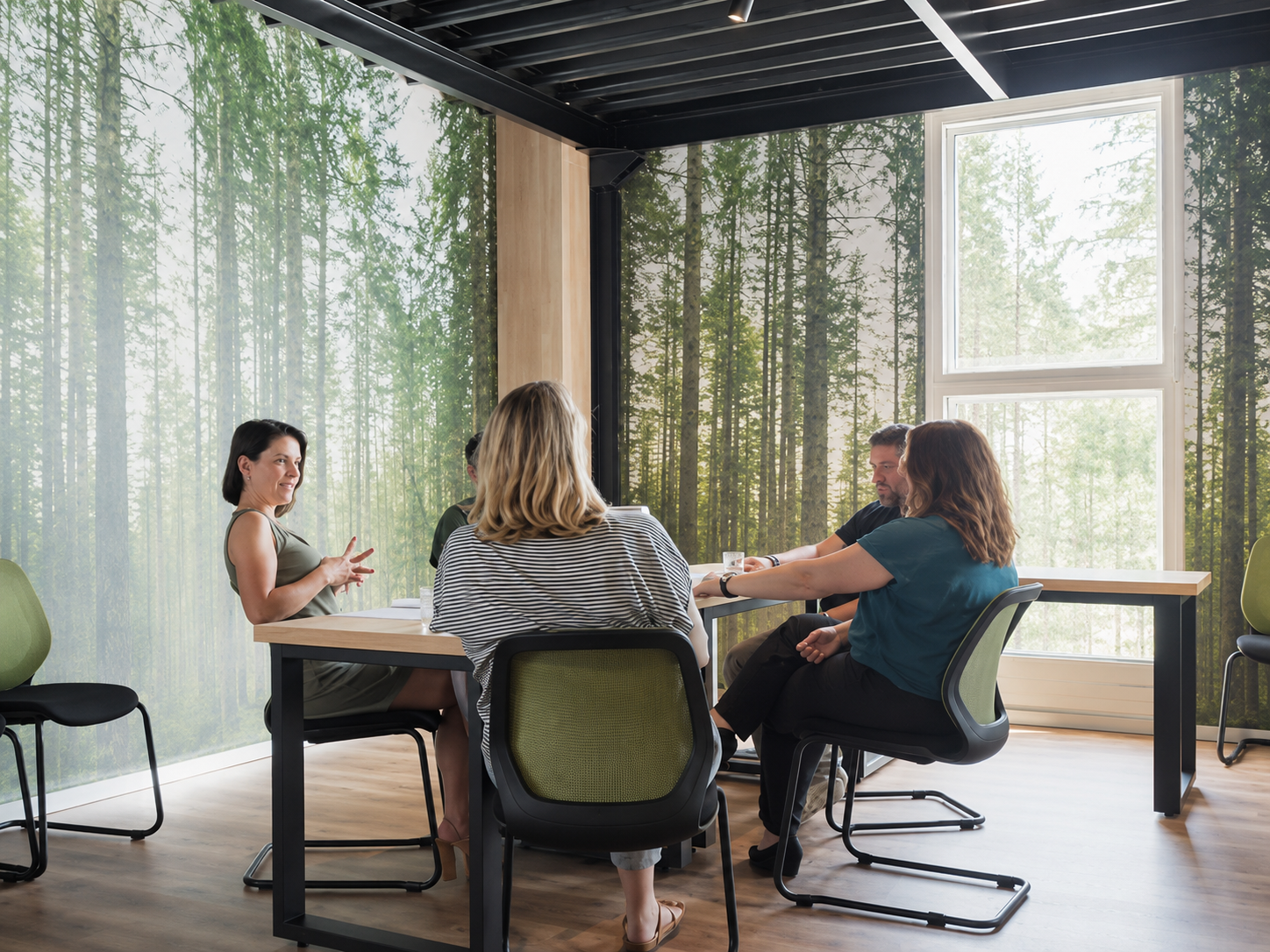 Équipe réunie autour d’une table lors d’une séance de travail