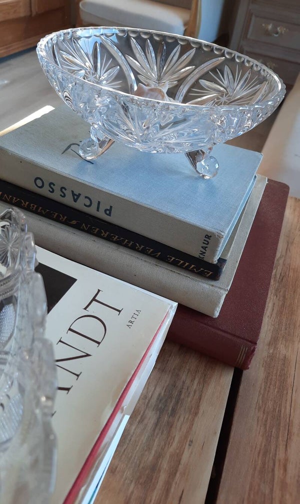 Elegant Crystal Bowl with 3 Leggs