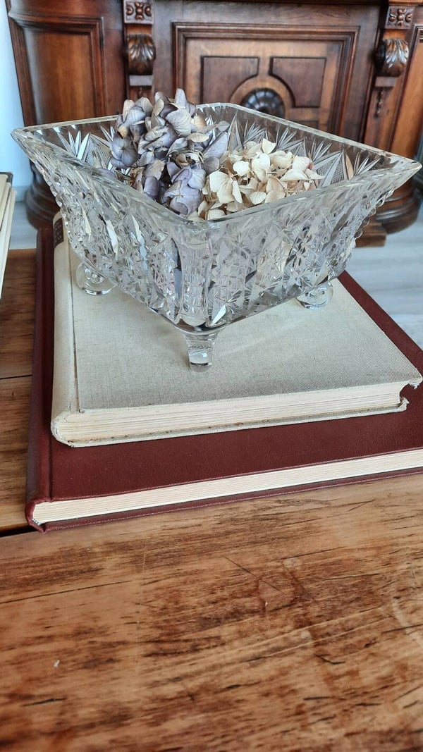 Elegant Crystal Serving Bowl with 4 legs