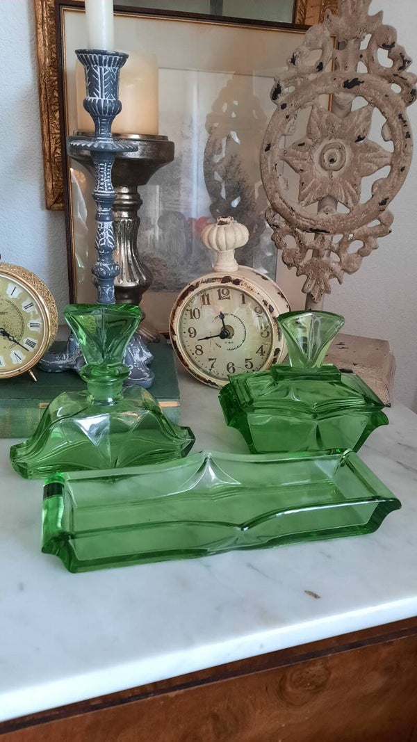 Art Deco Toilet Green Crystal Set