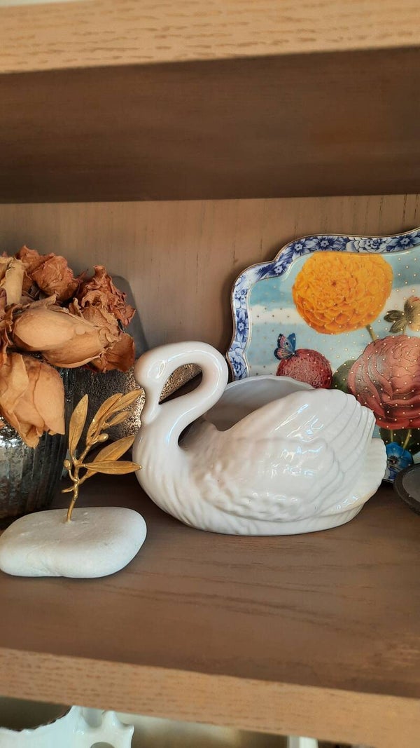 Beautiful Vintage Swan Figurine Bowl