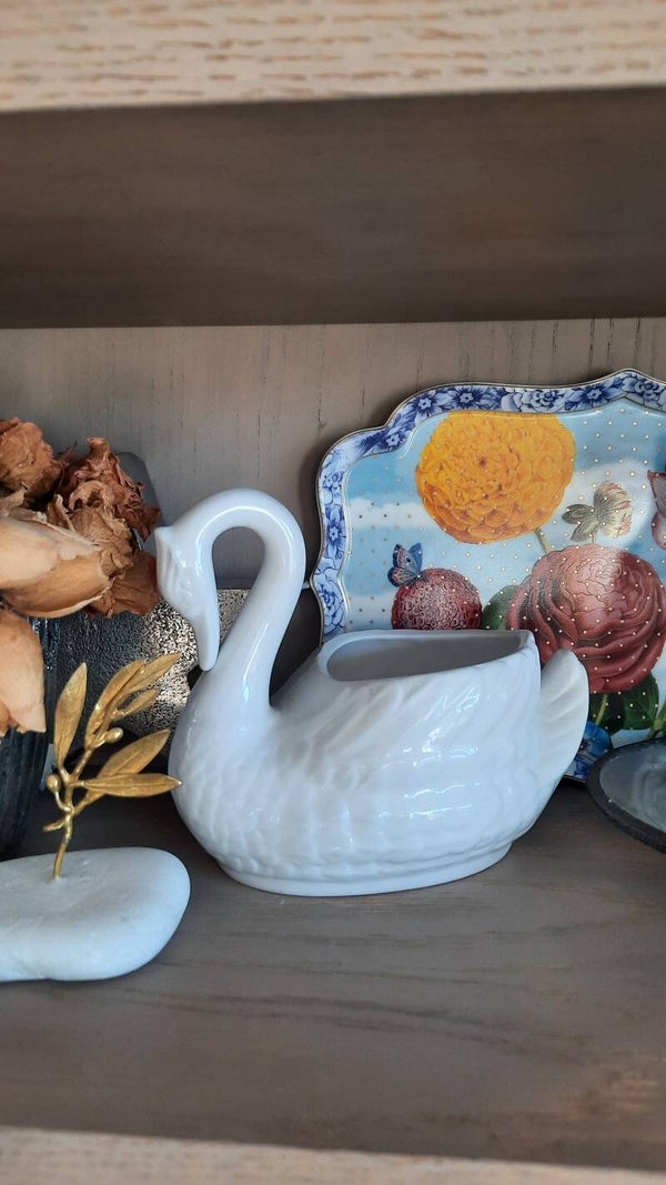 Beautiful Vintage Swan Figurine Bowl