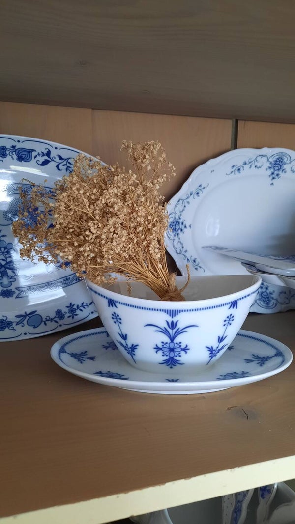 A Vintage Porcelain Sauce Boat