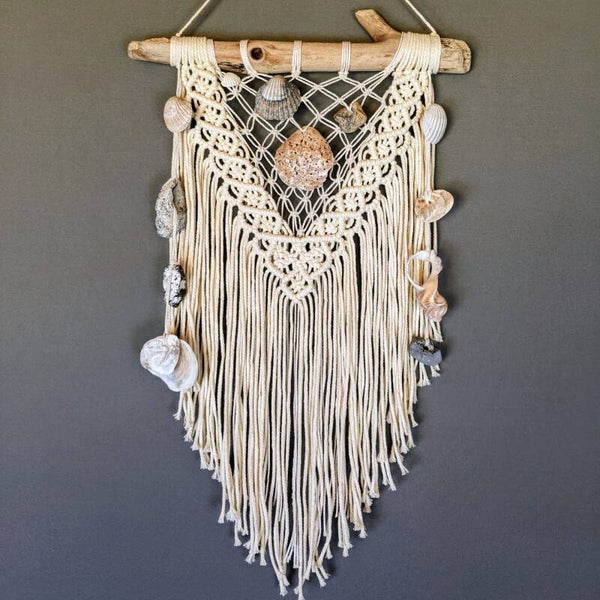 Makramee Wandbehang mit Muscheln und „Hühnergöttern“ „Arielle“