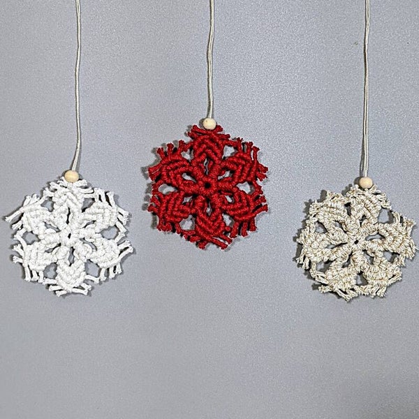Makramee Schneeflocke klein - Baumschmuck & Geschenkanhänger „Berfin“