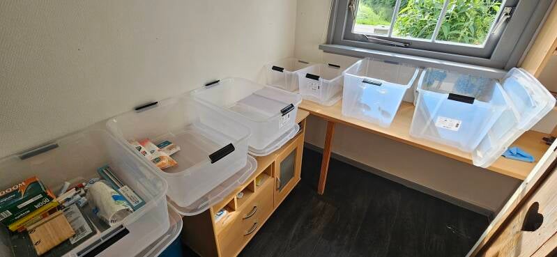 de boxen kunnen gevuld worden met alles wat mee moet