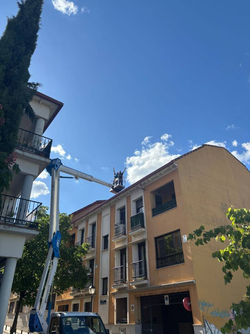 Dos tecnicos finalizando una instalación de placas solares en Nuevo Baztan