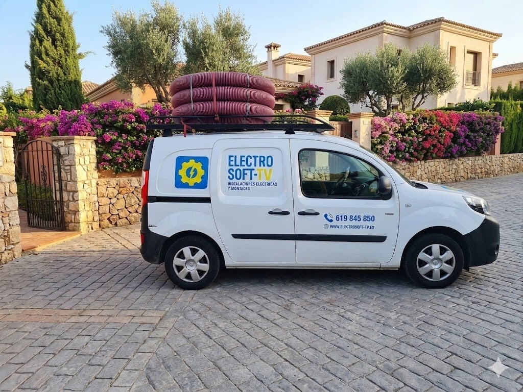 Técnicos de Electrosoft.TV realizando el mantenimiento con cesta elevadoradel alumbrado público en la urbanización Eurovillas, Nuevo Baztán y Renera. Expertos en reparación de averías eléctricas y cuadros de mando