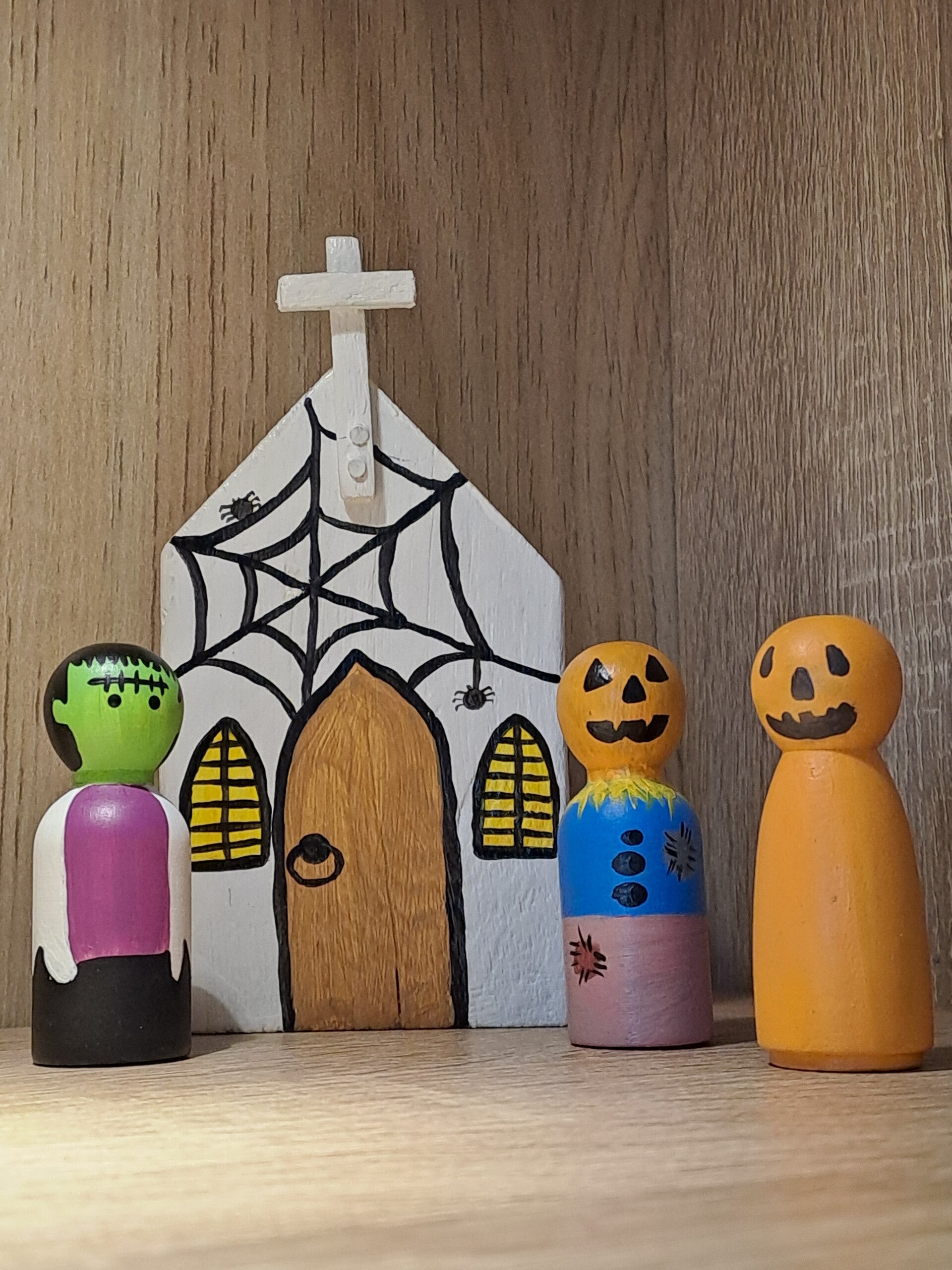 kerk met 3 halloween pegdolls