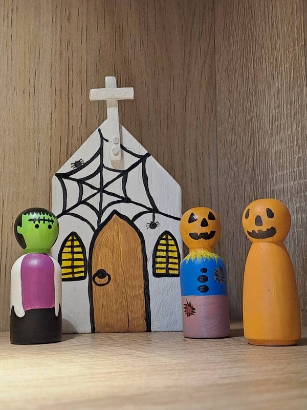 kerk met 3 halloween pegdolls