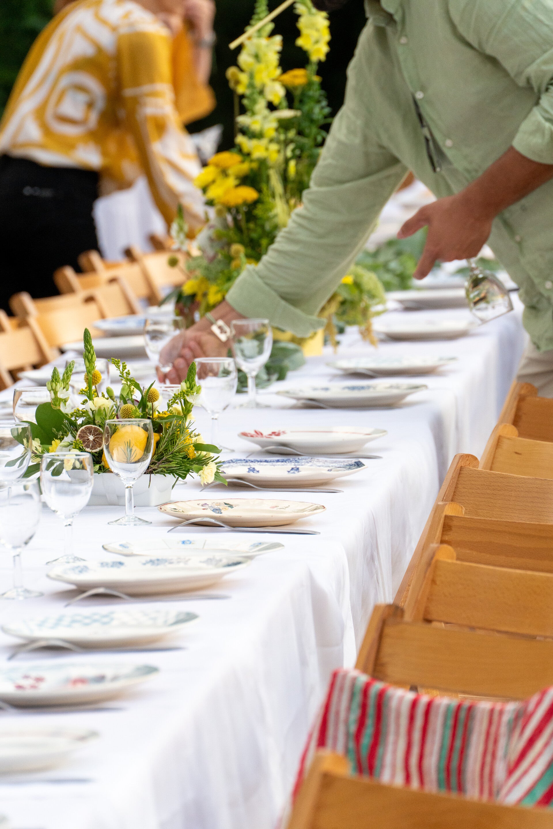 Zoom sur une assiette ancienne fleuriste style romantique sur une table dressée