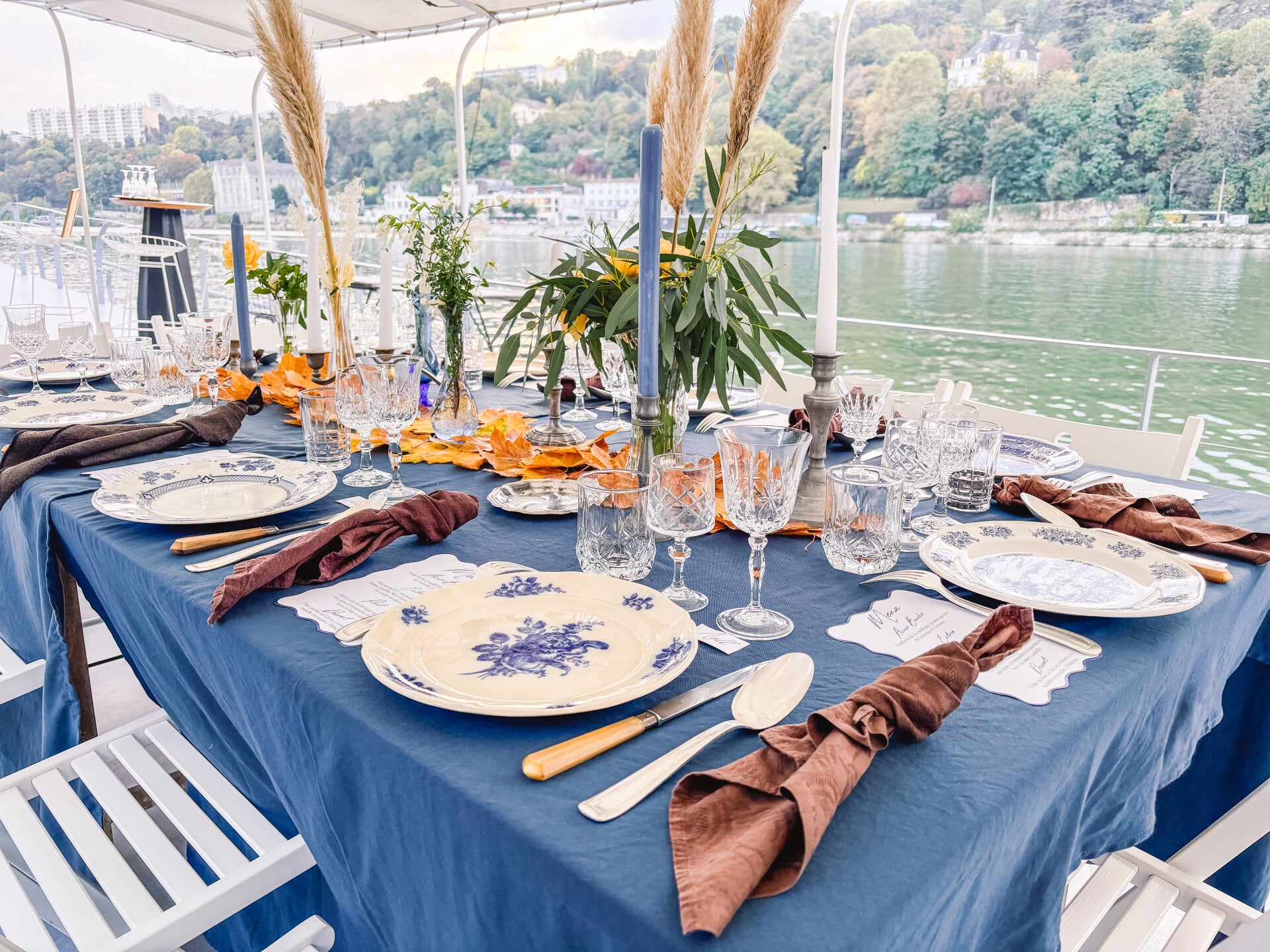 Table dressée en extérieur dans un style bistrot parisien des années 70