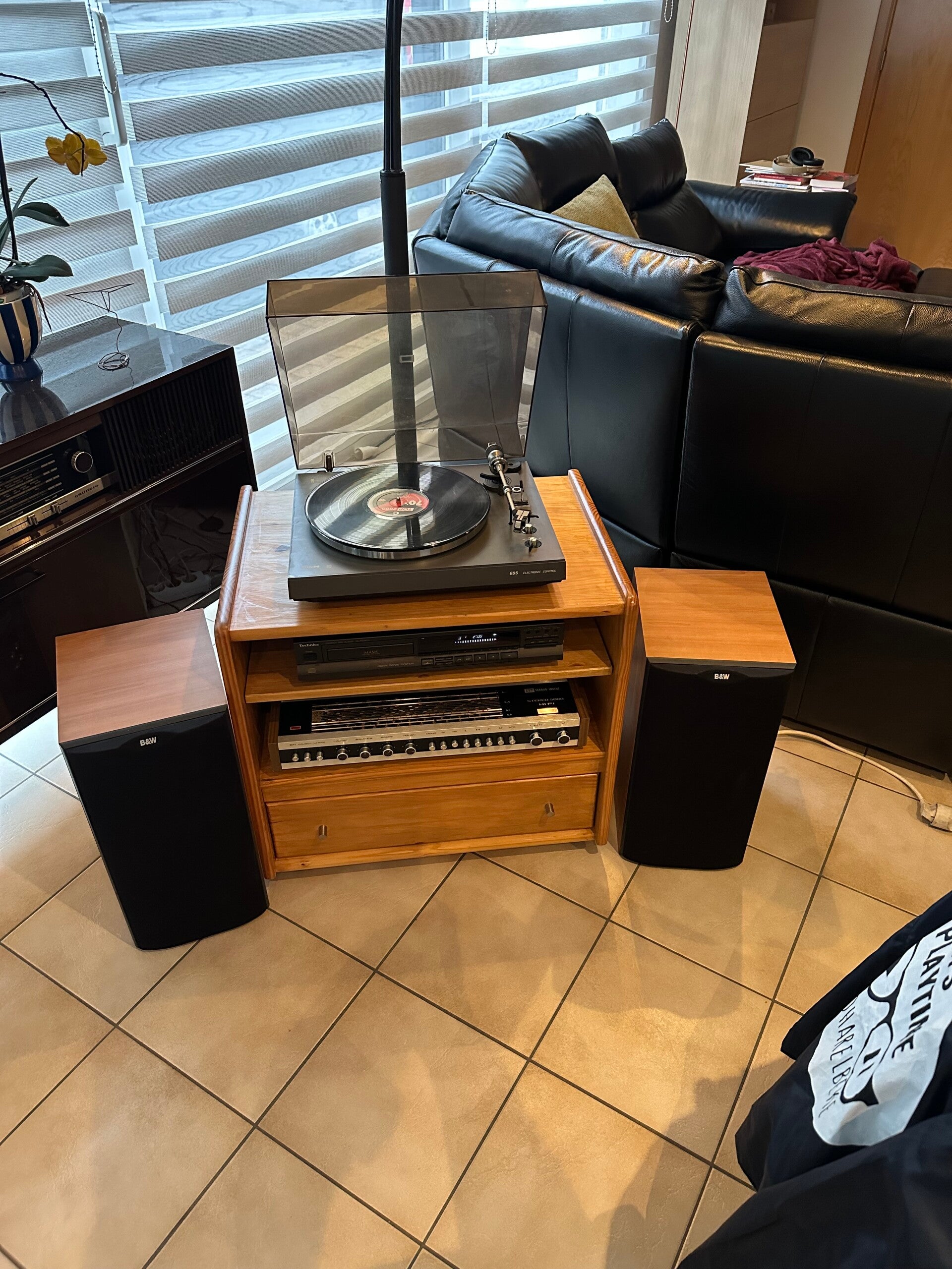 Mooie vintage ITT radio met meubel.