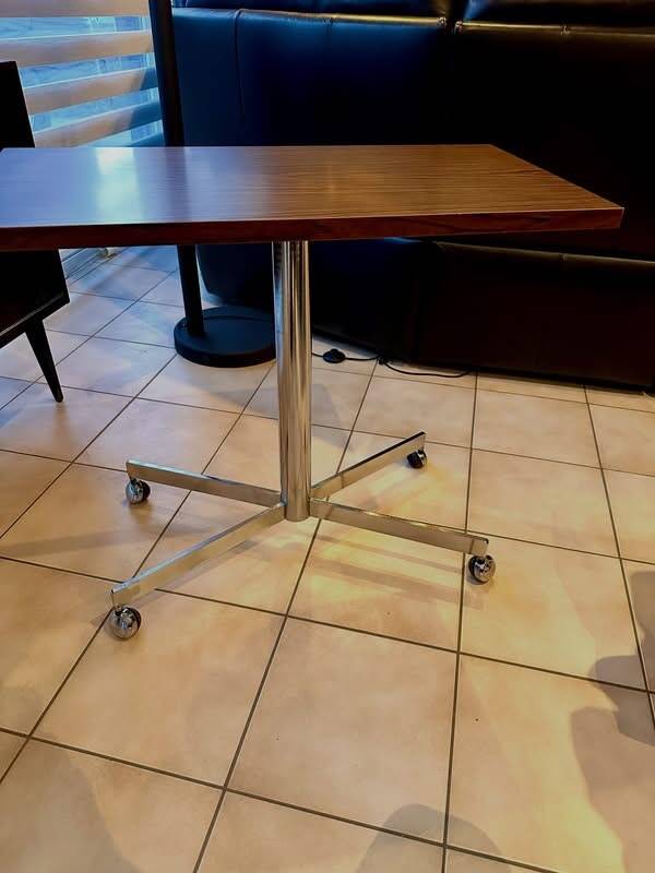 Vintage tafel met chroom voet