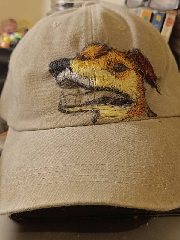 Grande broderie sur casquettes personnalisées.
