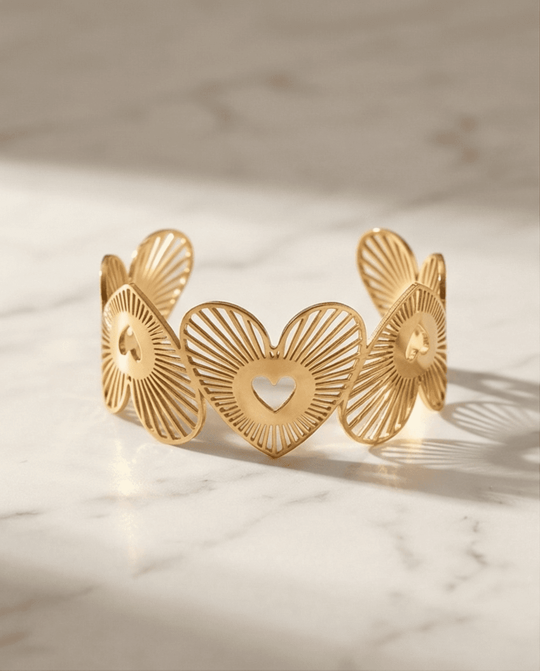 Brazalete Alas de Amor – Acero Quirúrgico Dorado