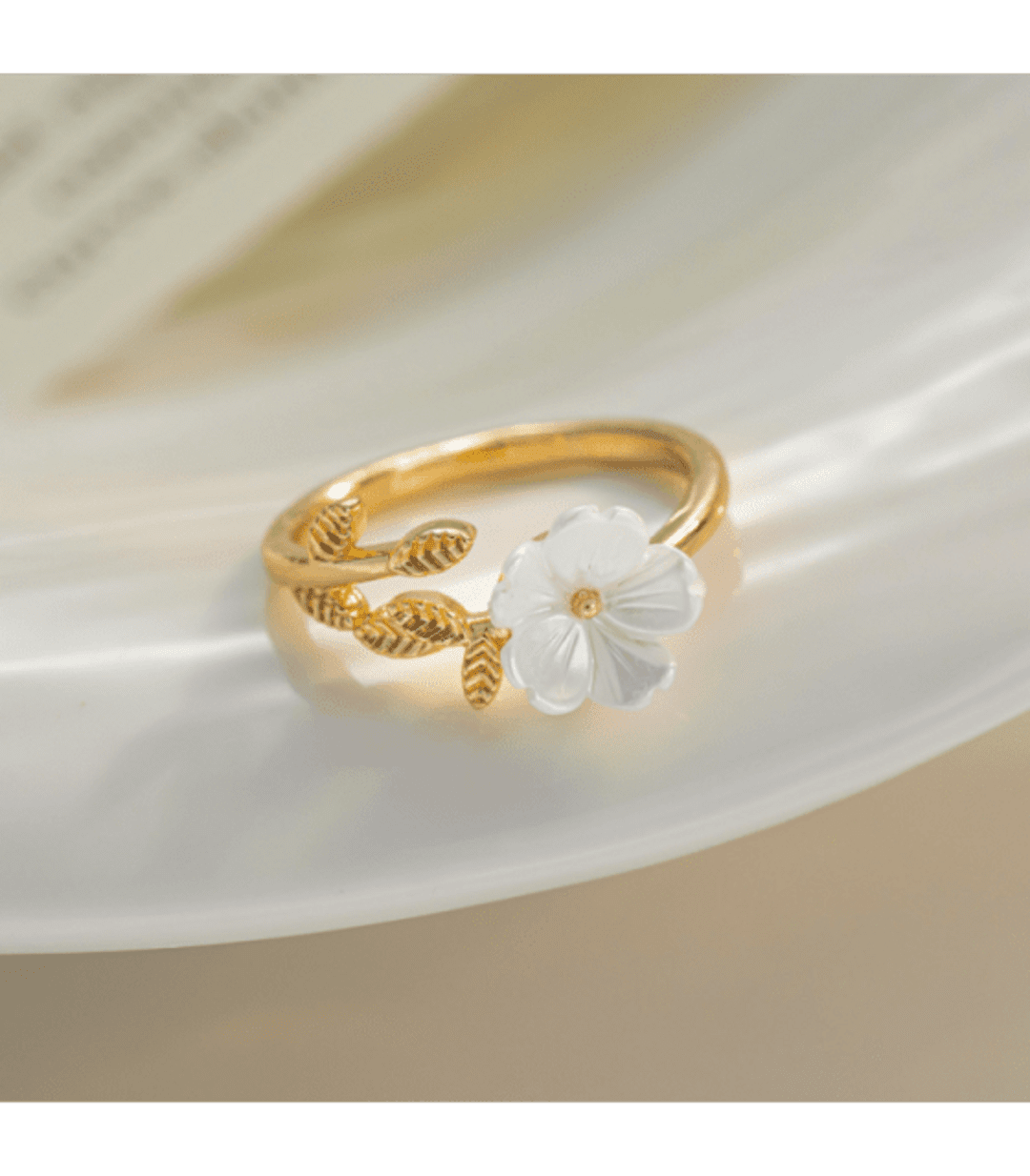 Anillo Flor de Nácar Selene – Acero Quirúrgico Chapado en oro 18klt