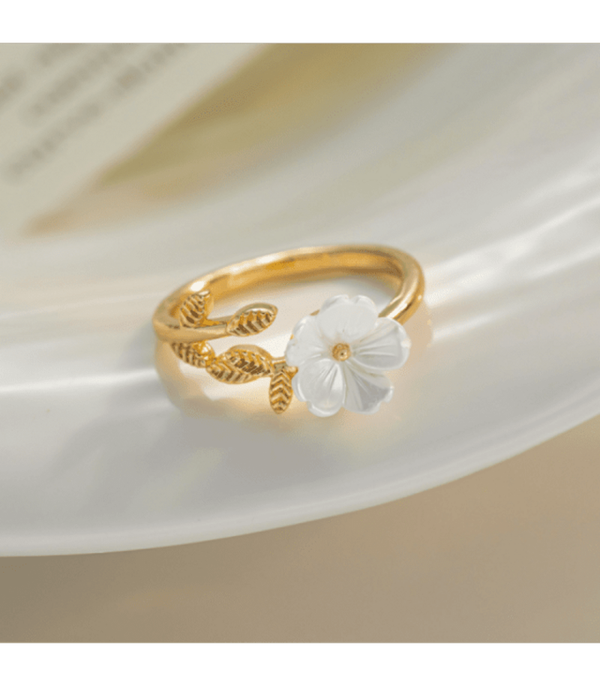 Anillo Flor de Nácar Selene – Acero Quirúrgico Chapado en oro 18klt
