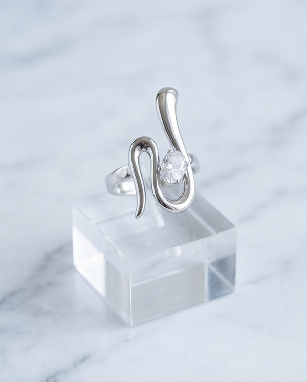 Anillo Wave Diamond – Elegancia moderna en líneas fluidas