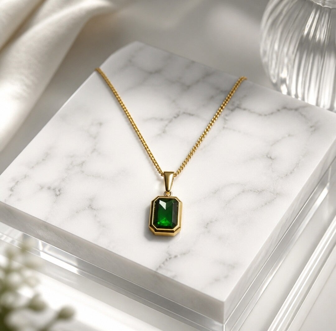 Collar Colgante Rectangular Verde Esmeralda en Acero Quirúrgico y Oro 18k