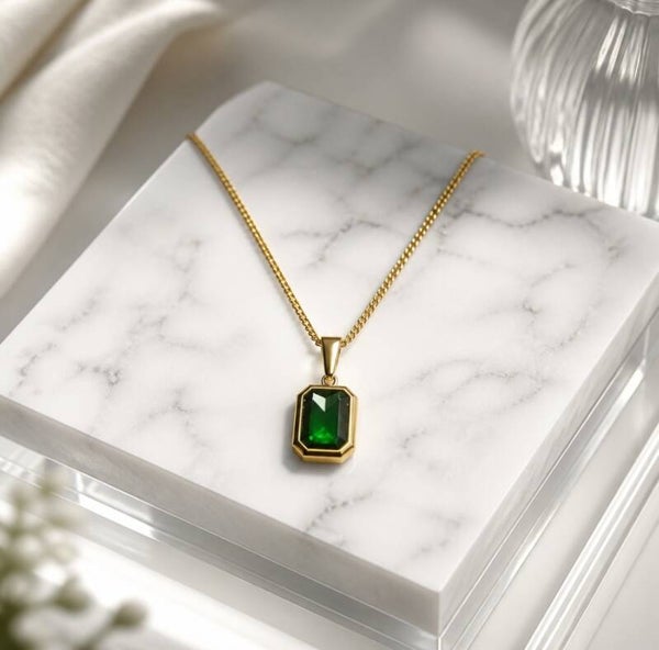 Collar Colgante Rectangular Verde Esmeralda en Acero Quirúrgico y Oro 18k