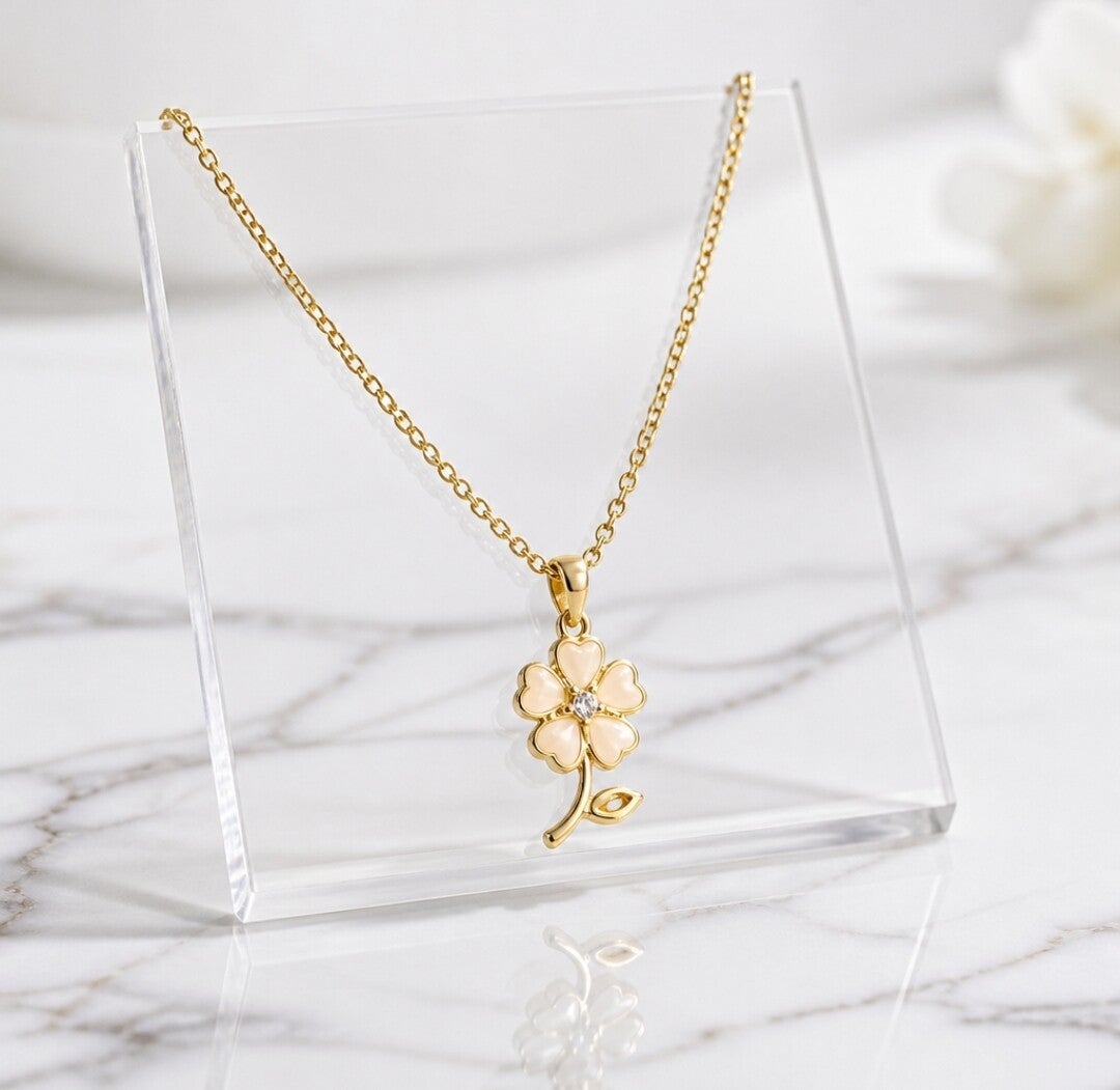 Collar Flor Nacarada chapada en Oro · Joya Fina y Elegante