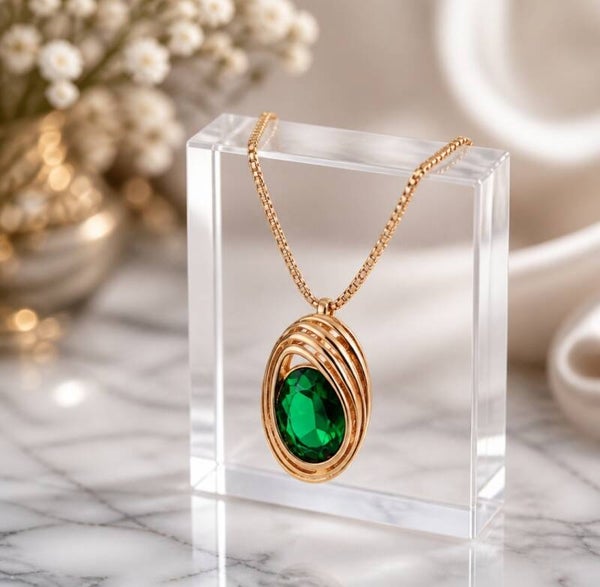 Collar Medallón Ovalado Verde Esmeralda en Acero Quirúrgico y Oro 18k
