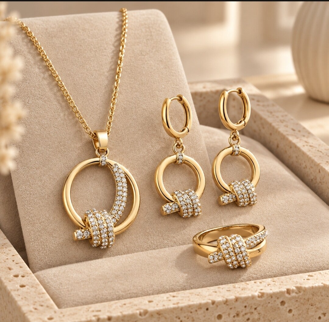 Conjunto de Tres Piezas "Nudo Eterno Luxury" – Collar, Pendientes y Anillo en Acero Quirúrgico y Oro 18Klt