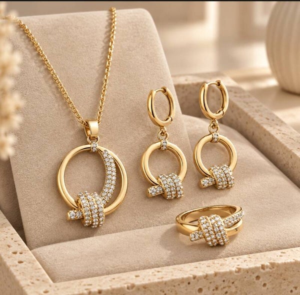 Conjunto de Tres Piezas "Nudo Eterno Luxury" – Collar, Pendientes y Anillo en Acero Quirúrgico y Oro 18Klt