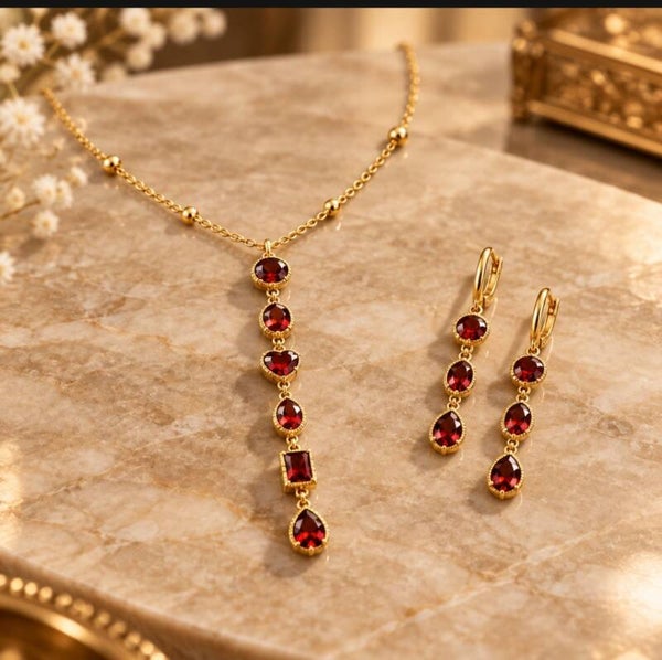 Conjunto "Rubí Luxury" – Collar Estilo Corbata y Pendientes Largos en Acero Quirúrgico y Oro 18Klt