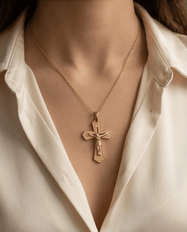 Crucifijo Geométrico Rayado – Oro 18k
