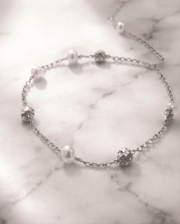 Crystal Pearl Line – Pulsera Perlas & Brillos