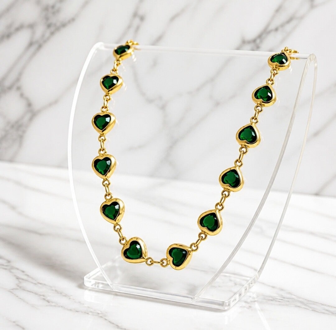 Gargantilla de Corazones Verde Esmeralda en Acero Quirúrgico y Oro 18k