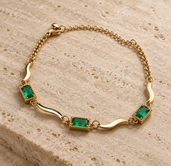 Pulsera Gema Esmeralda Wave – Eslabones Ondulados y Cristales Verdes en Acero Quirúrgico y Oro 18Klt