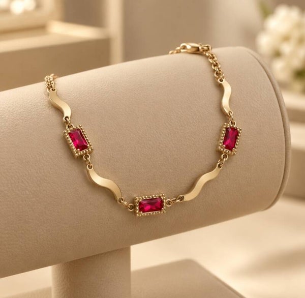 Pulsera Gema Rubí Wave – Eslabones Ondulados y Cristales Rojos en Acero Quirúrgico y Oro 18Klt